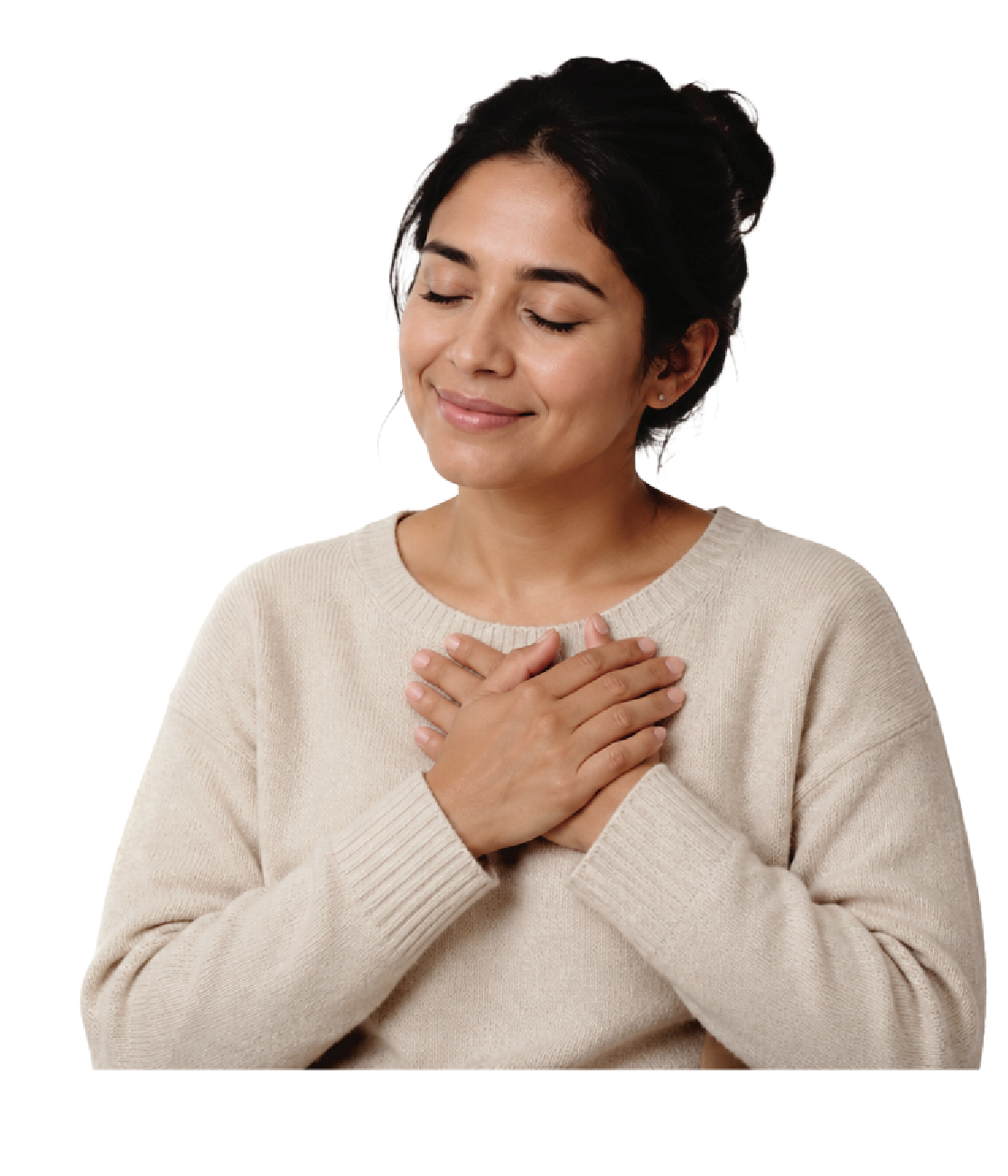 Mujer respirando con serenidad y una mano sobre el corazón